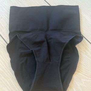 Brand new no tags SKIMS Black Shapewear/ underwear small